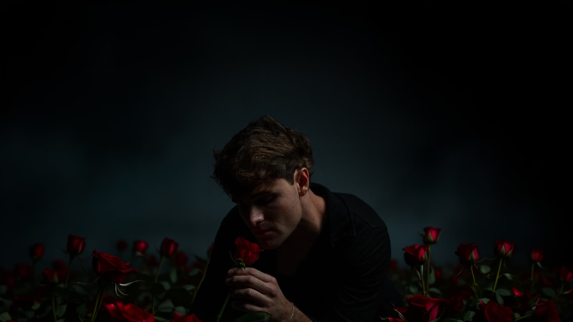 IAGO — retrato entre rosas rojas, atmósfera nocturna